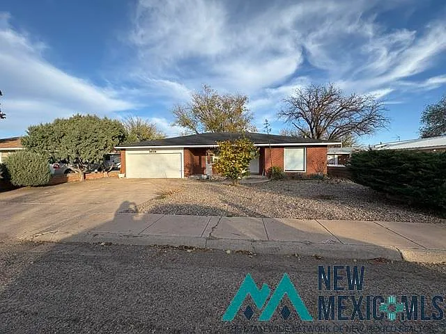Home for sale at 1037 Oakhurst Rd, Clovis, NM 88101 — 3 bed, 2 bath, 1,632 sqft